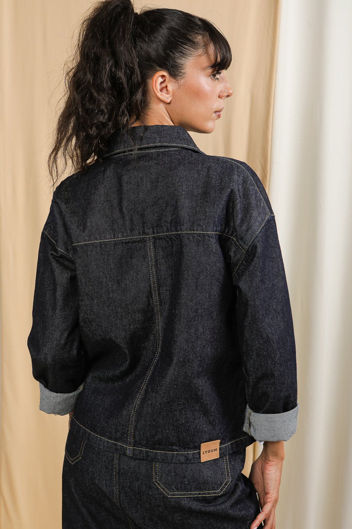 Vue dos de la veste LYOUM Denim portée par une femme brune.