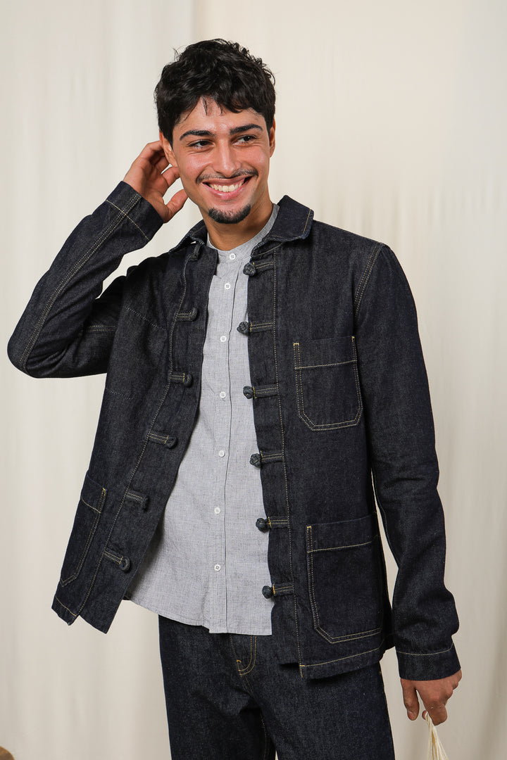 Homme en veste LYOUM denim bleu foncé.