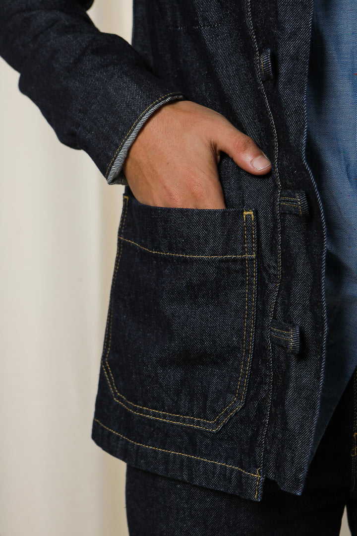 Poche de la veste LYOUM denim avec coutures bronzées.