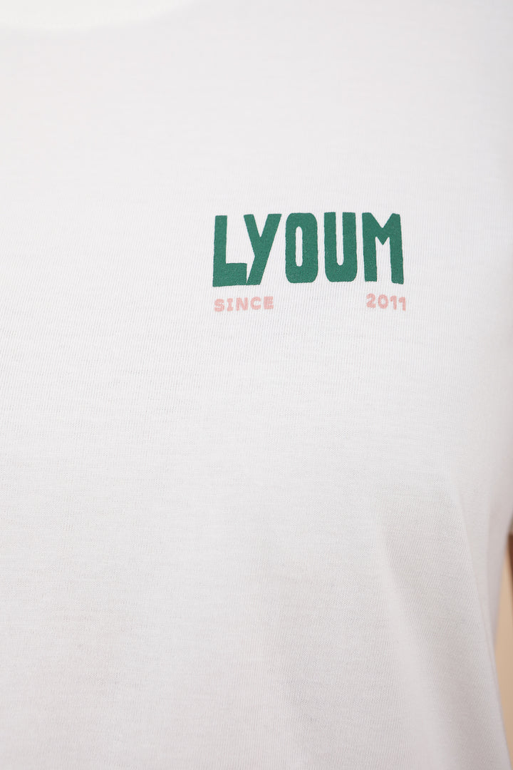 Mot LYOUM en vert et date de création inscrits sur tshirt blanc.