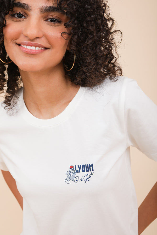 Femme brune en tshirt blanc avec dessins et mots LYOUM au coeur.