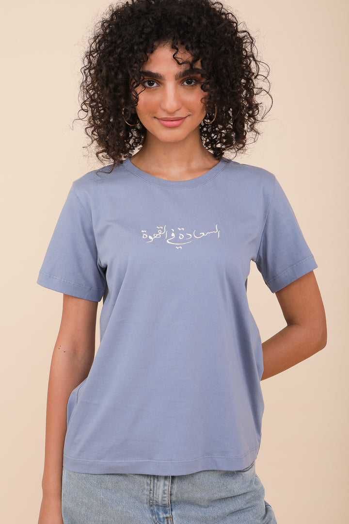 Brune aux cheveux bouclés en tshirt LYOUM Bleu.