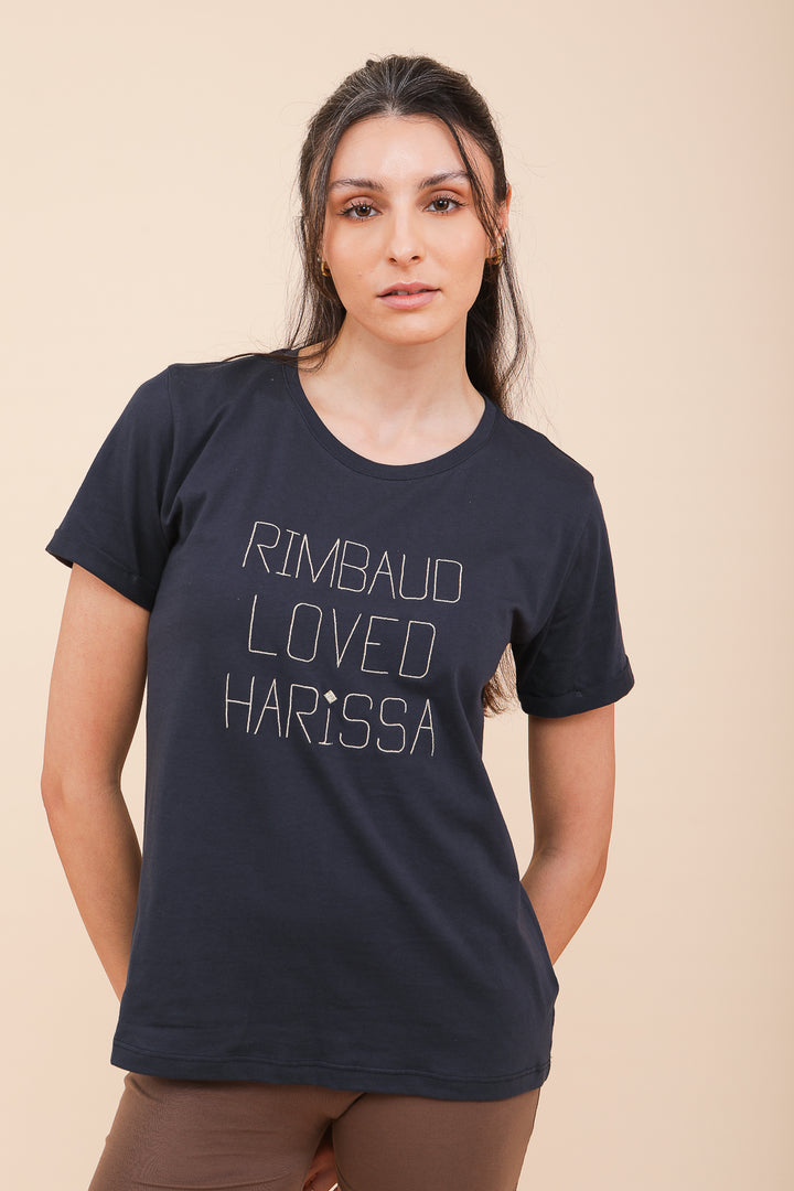 Femme les cheveux attachés en tshirt LYOIUM Rimbaud Loved Harissa.