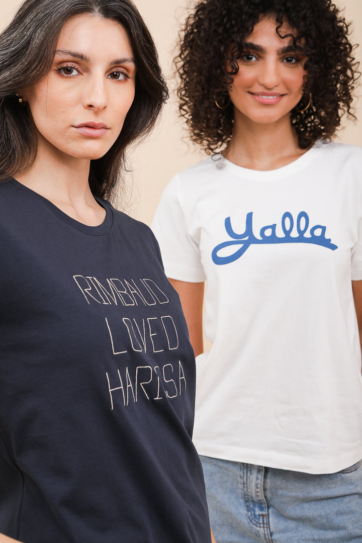 Deux femme côte à côte en tshirt LYOUM bleu et blanc.