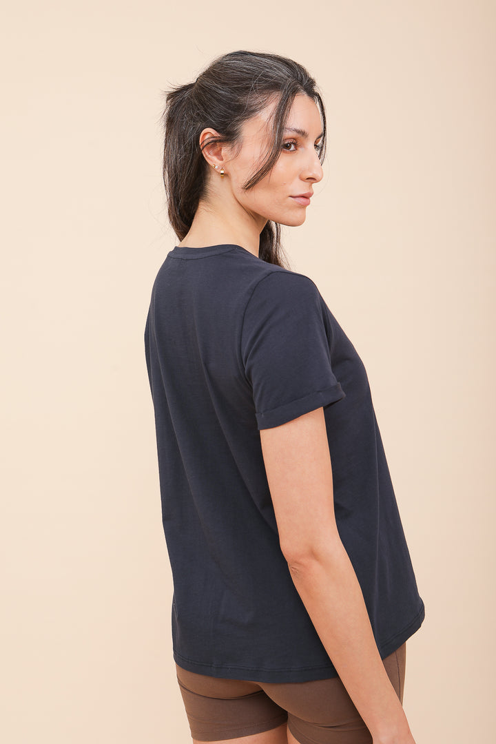 Vue arrière d'une femme brune en tshirt LYOUM navy.