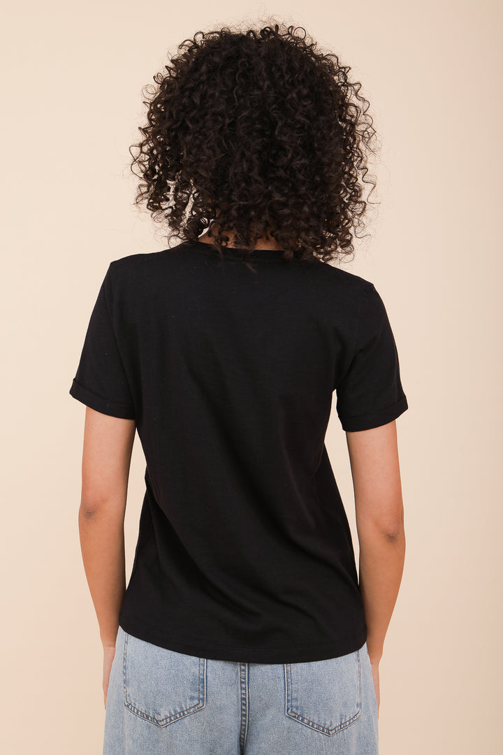 Vue dos d'une femme brune en tshirt LYOUM noir.