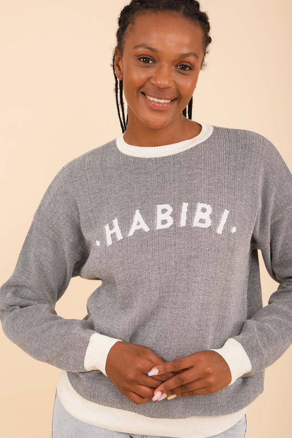 Femme en pull LYOUM Habibi gris clair.