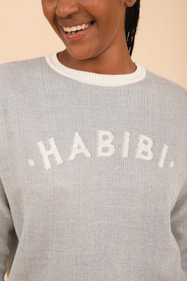 Habibi tricoté sur le pull d'hiver LYOUM à col contrasté.