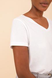 T-shirt pour femme by LYOUM. Col V et manches courtes à revers, le tout dans une matière douce.
