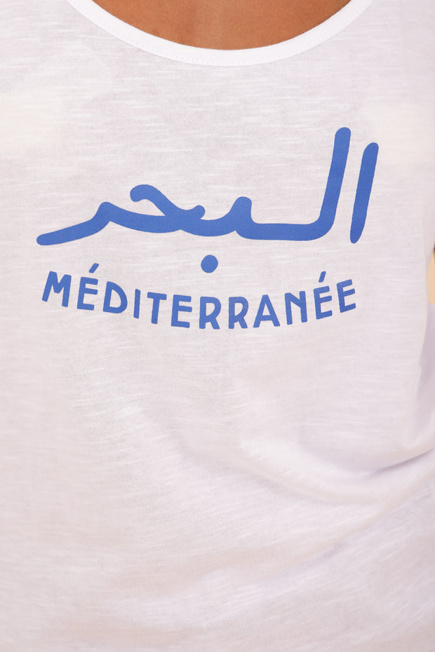 Sérigraphie 'La Mer Méditerranée' en arabe et français sur le devant.