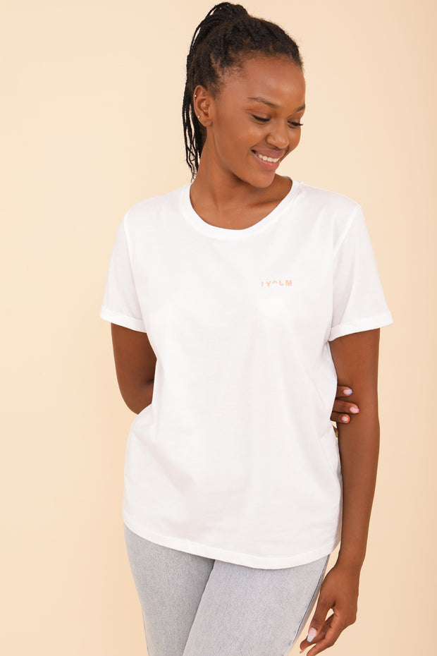 T-shirt pour femme by LYOUM. Coupe droite parfaite et col rond, couleur écrue. 