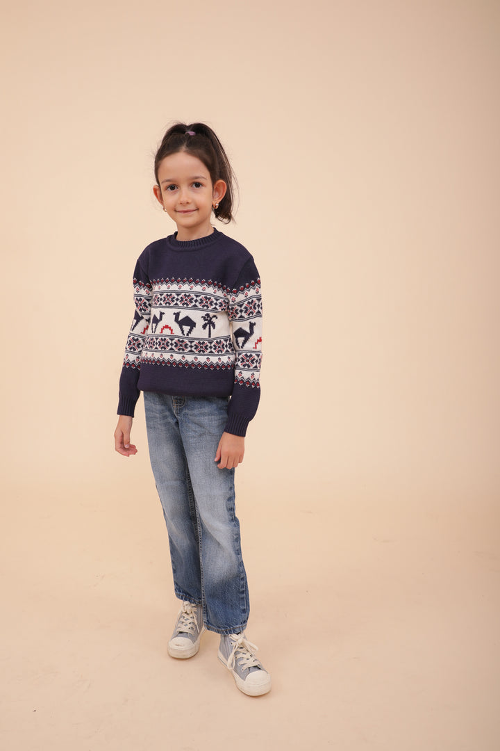 Enfant en jean, basket et pull de Noël LYOUM bleu.