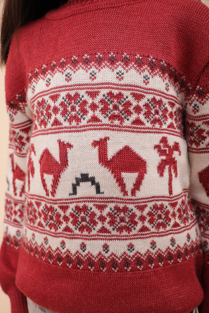 Pull de Noël LYOUM rouge, motif dromadaires et palmiers.