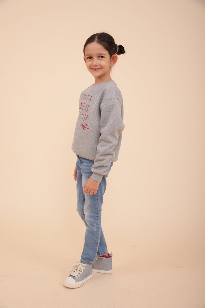 Enfant de profil en sweat LYOUM gris.