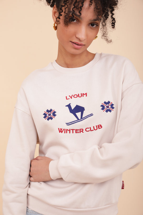 Femme en sweat LYOUM Winter Club.