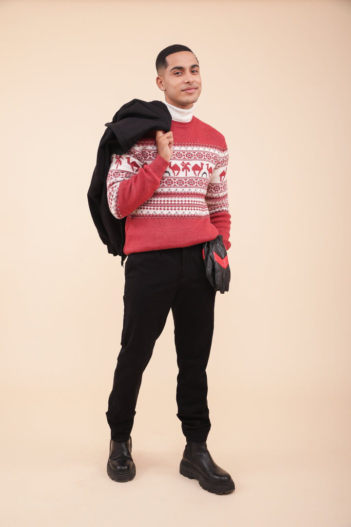 Homme en tenue de ville avec le pull de Noël LYOUM rouge.