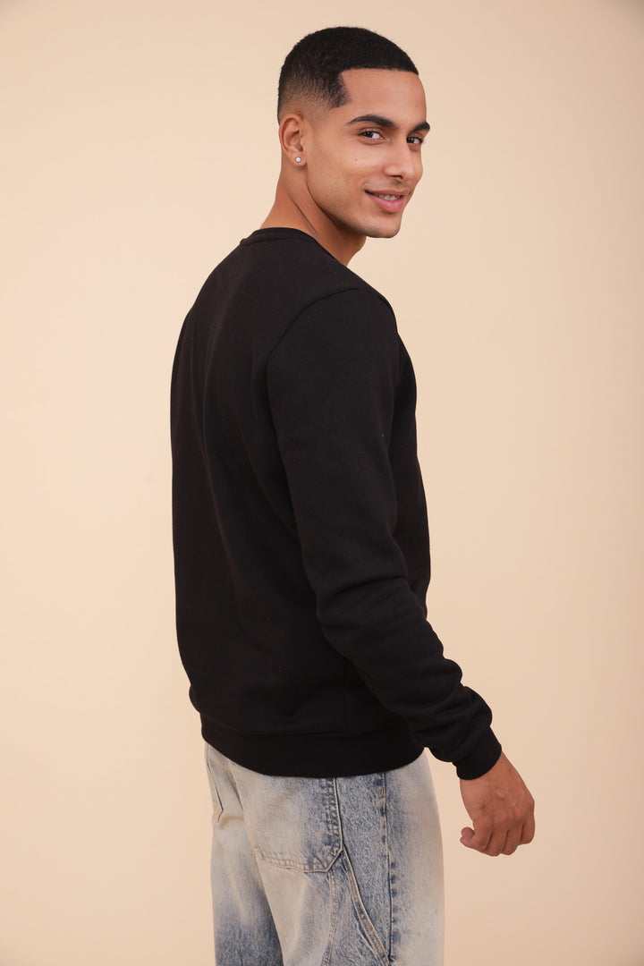 Homme de profil en sweat LYOUM noir.