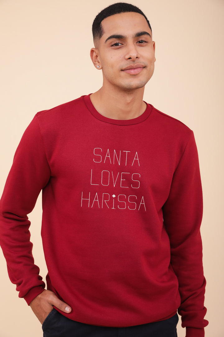 Homme en sweat LYOUM rouge avec broderie Santa Loves Harissa.