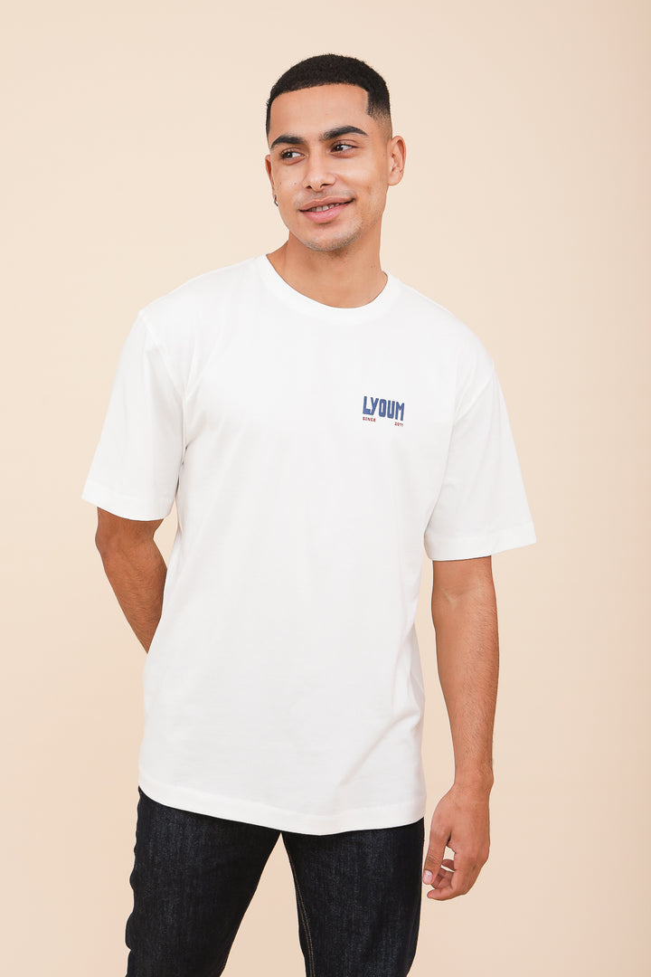 Homme méditerranéen en tshirt LYOUM blanc.