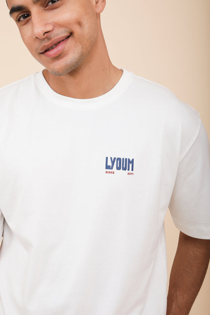 Homme en Tshirt avec mots LYOUIM since 2011 écrits au coeur.