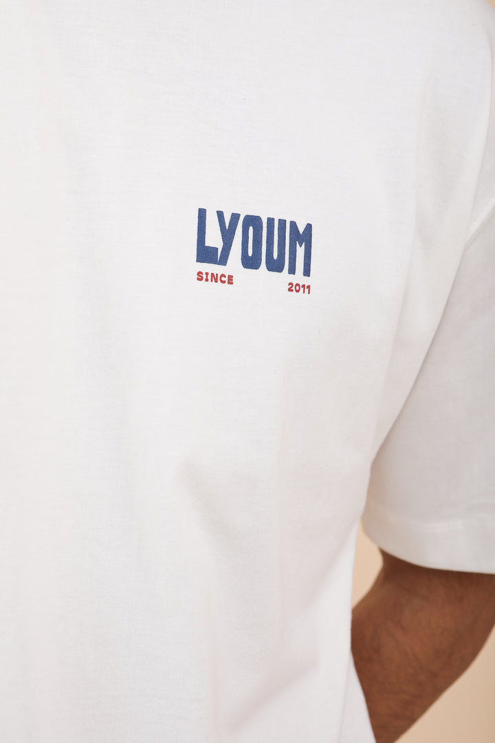 LYOUM since 2011 écrits en bleu et rouge sur tshirt blanc.