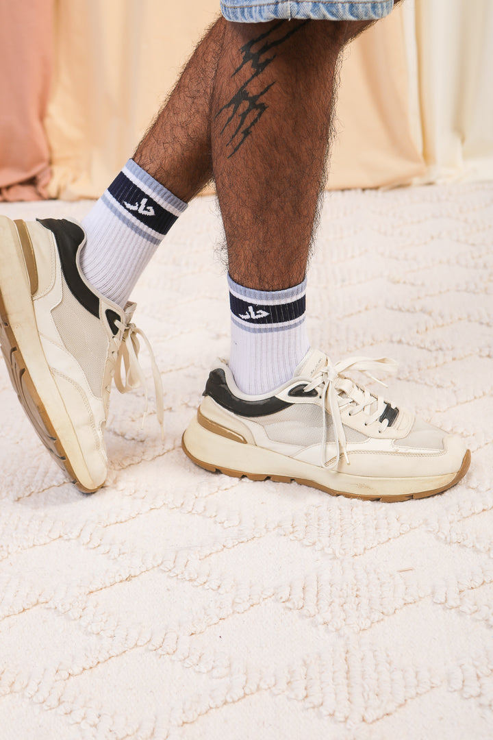 Chaussettes LYOUM blanches avec Hlow et Har écrites en arabe.