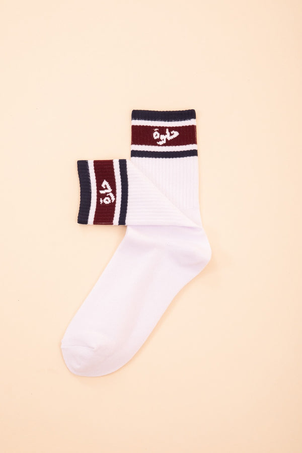 Chaussettes LYOUM blanches avec Harra et Hlowwa écrites en arabe. 