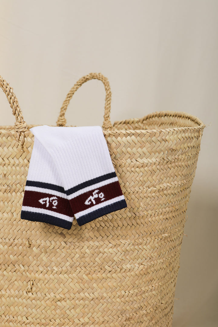Chaussettes LYOUM blanches avec Harra et Hlowwa écrites en arabe. 