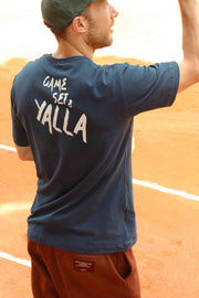 T-shirt loose et manches tombantes, couleur bleu navy. Nouveau message exclusif LYOUM 'Game, Set & Yalla' sérigraphié au dos.