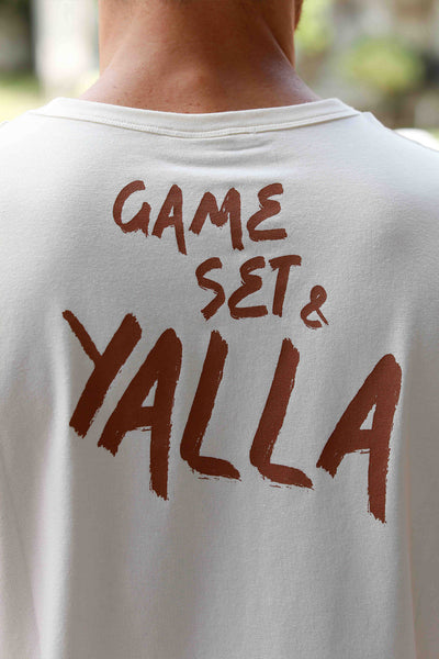 Découvrez le nouveau message exclusif de LYOUM : 'Game, Set & Yalla'. Le parfait t-shirt sur et en dehors des courts.