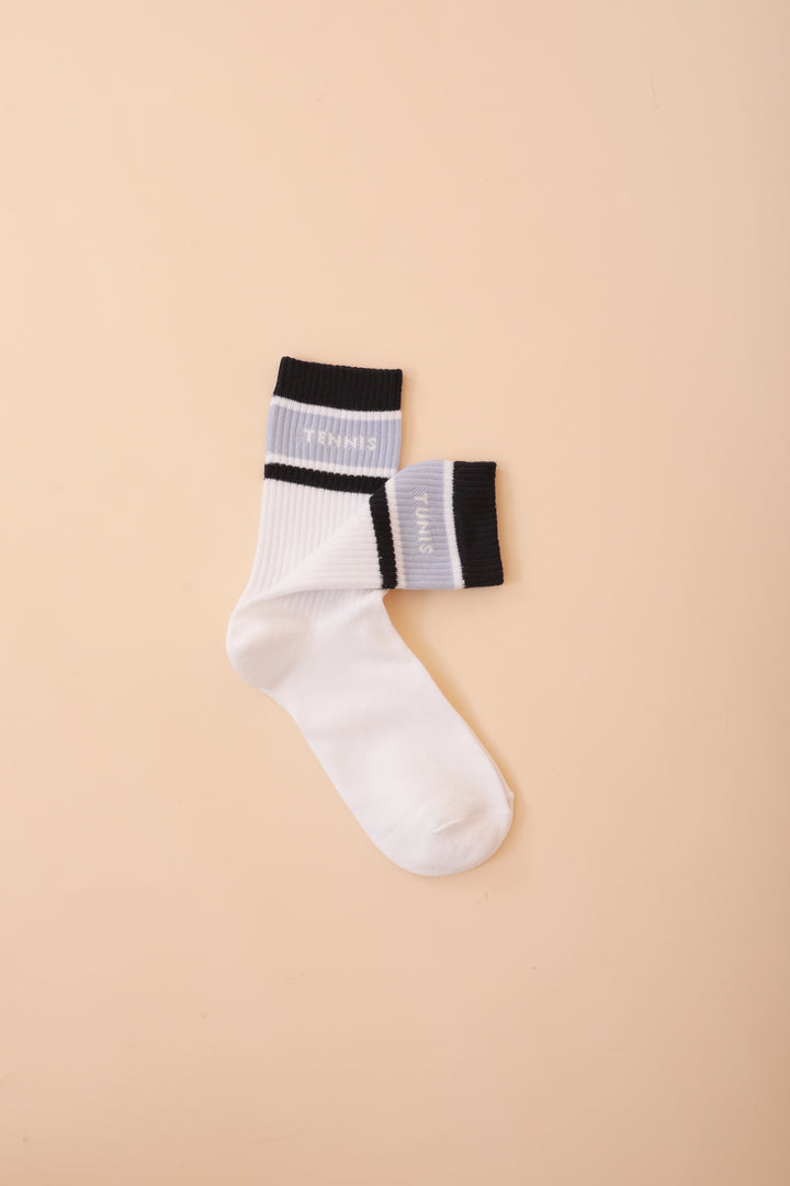  Chaussettes blanches mi- hautes avec rayures navy et bleu gris, aux accents rétro vintage. Signature LYOUM 'Tennis' tricoté sur un côté et 'Tunis' de l'autre. 