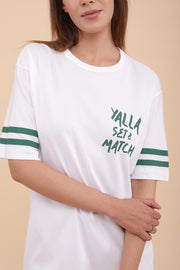 T-shirt unisexe, coupe loose et manches tombantes, couleur écru. Nouveau message exclusif 'Yalla Set & Match'.