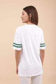 T-shirt unisexe, coupe loose et manches tombantes, couleur écru. Nouveau message exclusif 'Yalla Set & Match'.
