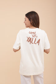 Découvrez le nouveau message exclusif de LYOUM : 'Game, Set & Yalla'. Le parfait t-shirt sur et en dehors des courts.