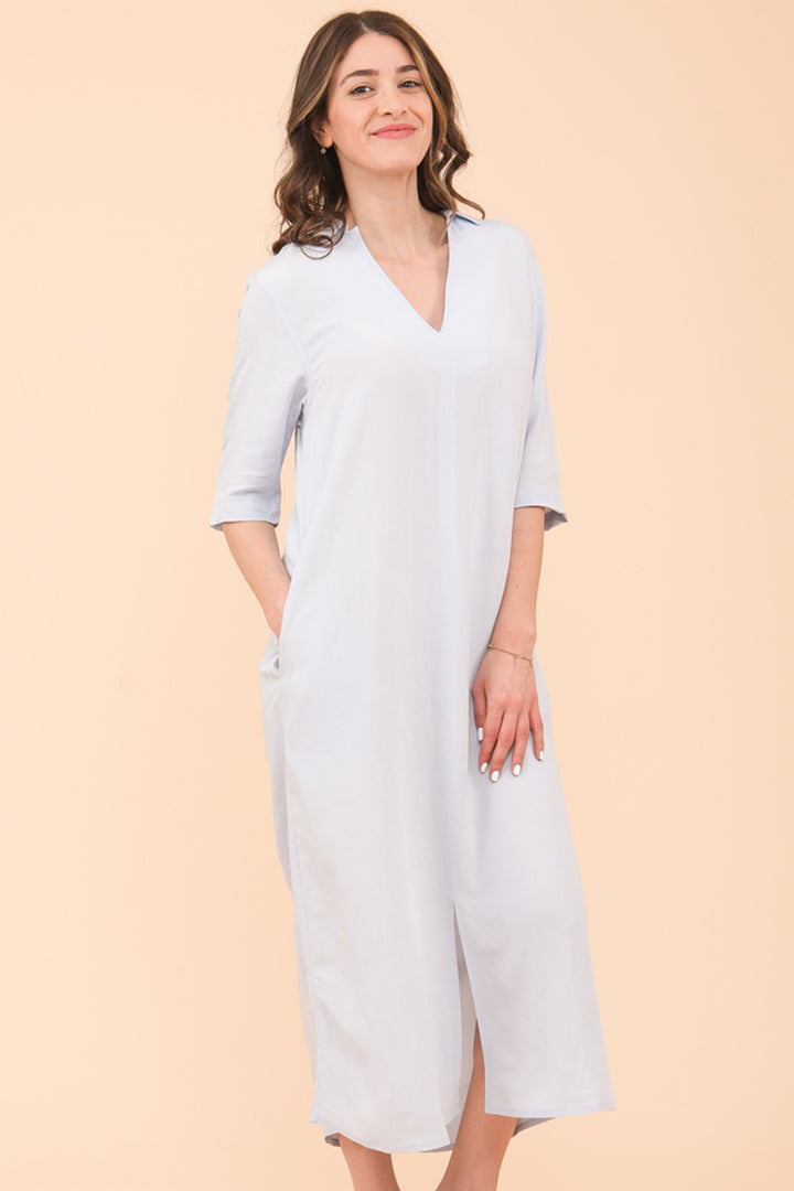 Robe jebba by LYOUM, coupe fluide ultra confortable, avec col chemise décolleté en V sur le devant.