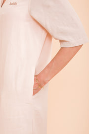 Robe jebba, couleur rose poudre avec 2 petites poches invisibles sur les côtés.