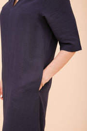 Robe jebba, couleur bleu navy avec 2 petites poches invisibles sur les côtés.