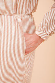 Poches côtés invisibles, robe en 100% coton avec rayures écru et cannelle.