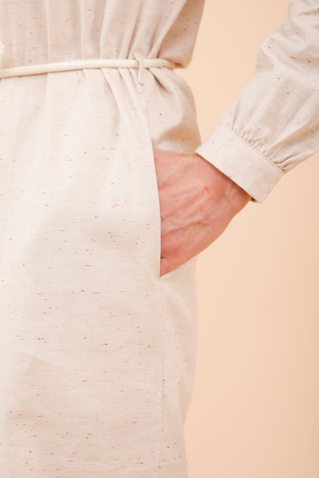 Robe chemise avec 2 petites poches invisibles sur les côtés et une petite ceinture en cordon tressé et amovible