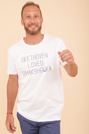 T-shirt en 100% coton bio, tout doux, manches courtes et encolure ronde. Exclusivité mondiale 'Beethoven Loved Shakshouka'.