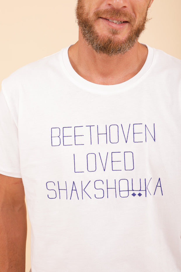 On craque pour la broderie en fil bleu éclectique : Beethoven loved shakshouka !