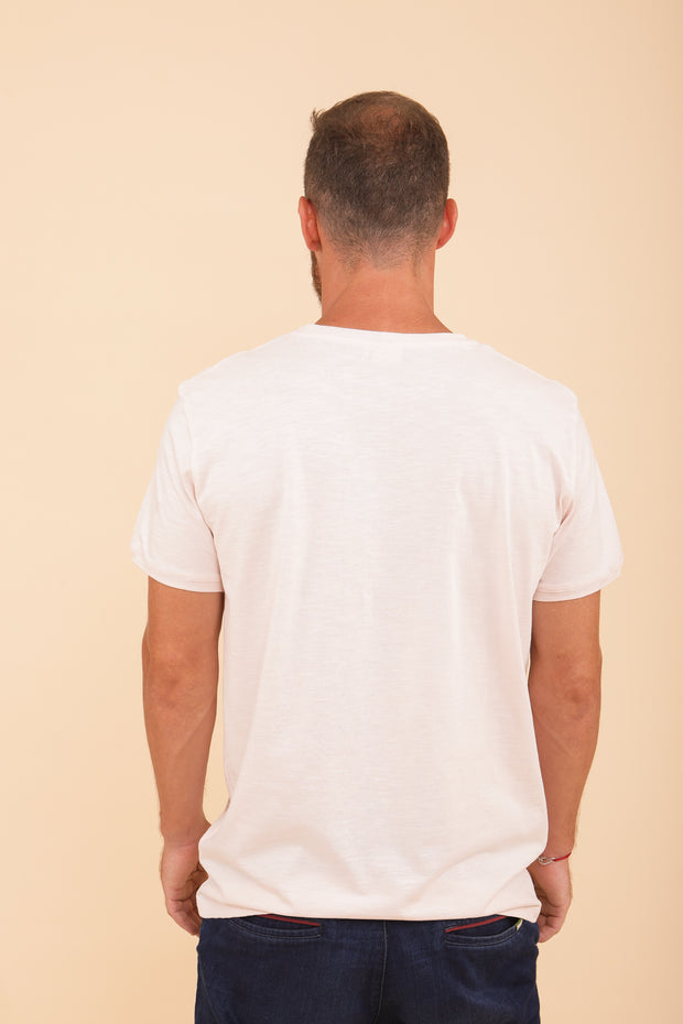 Nouveau t-shirt classique pour homme. Pièce indispensable avec sa coupe droite parfaite et manches courtes. 