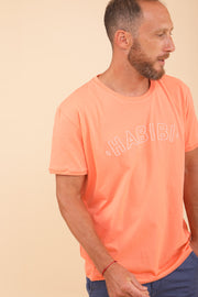T-shirt pour homme, manches courtes et encolure ronde. Couleur rose corail.