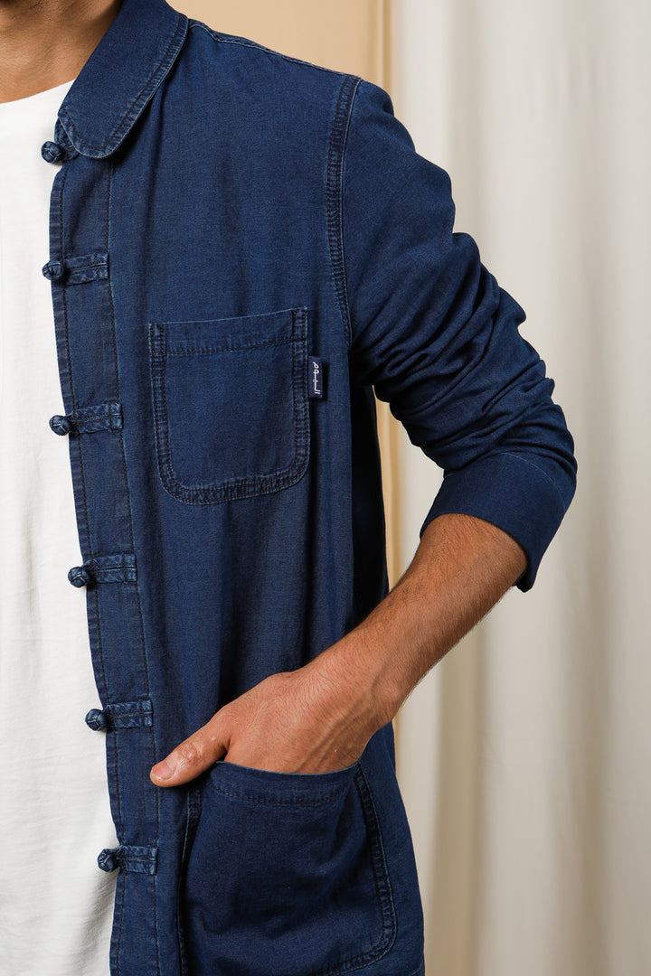 Zoom sur la surchemise LYOUM en jeans bleu.