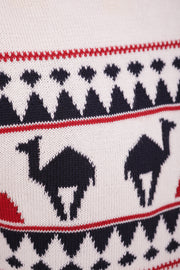 L'iconique 'Christmas jumper' revisité : avec dromadaires base navy et motifs écrus et rouges