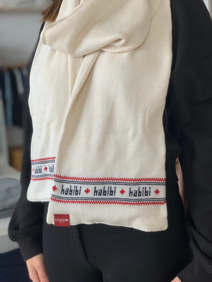 écharpe avec le détail Habibi brodé.