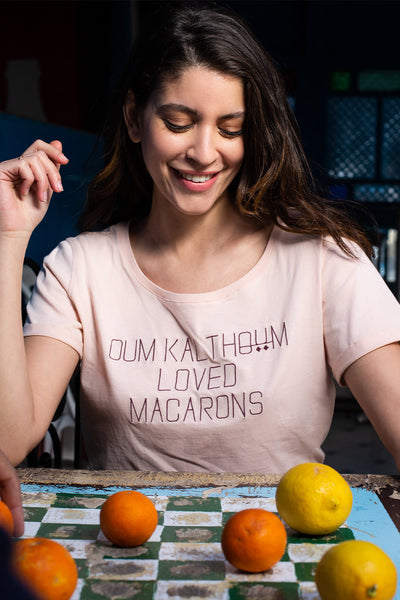  Nouveau tshirt décolleté pour femmes by Lyoum. Coupe droite indémodable, col légèrement décolleté. Message ‘Oum Kalthoum Loved Macaron’ brodé sur le devant.