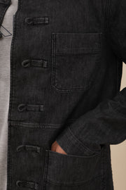 Veste Dengri en denim LYOUM pour homme. Coupe droite, boutons chinois, petites poches plaquées et manches à revers, casual et ultra agréable à porter. Photo zoom sur la matière.