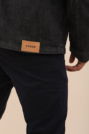 Veste Dengri en denim LYOUM pour homme. Coupe droite, boutons chinois, petites poches plaquées et manches à revers, casual et ultra agréable à porter. Photo plan serré sur le dos.