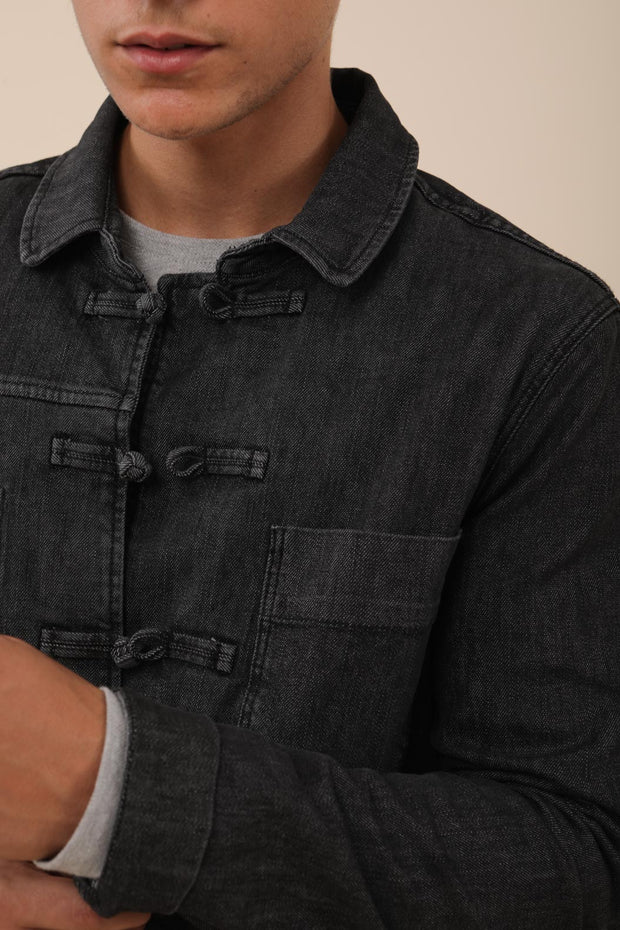 Veste Dengri en denim LYOUM pour homme. Coupe droite, boutons chinois, petites poches plaquées et manches à revers, casual et ultra agréable à porter. Photo plan serré sur le devant.
